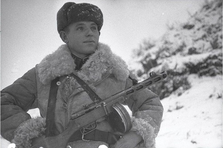 Герой Советского Союза пулеметчик В. Дубинин.
автор Фото Семен Раскин
1942 г.