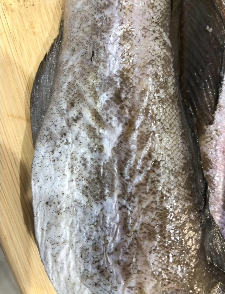 Если нету такого чёрного налёта минтай не свежий. 