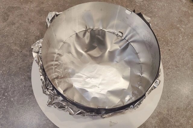    Удобнее всего использовать форму без дна, подложив под низ фольгу. Фото: omsk.aif.ru// Евгения Хомицкая