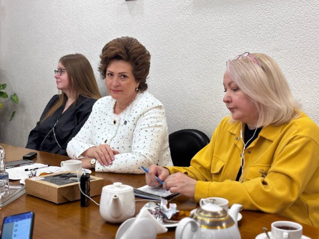 Ритуал неизменно сопровождается веселыми разговорами и добрыми шутками.  Фото: ФедералПресс / Ирина Ромашкина