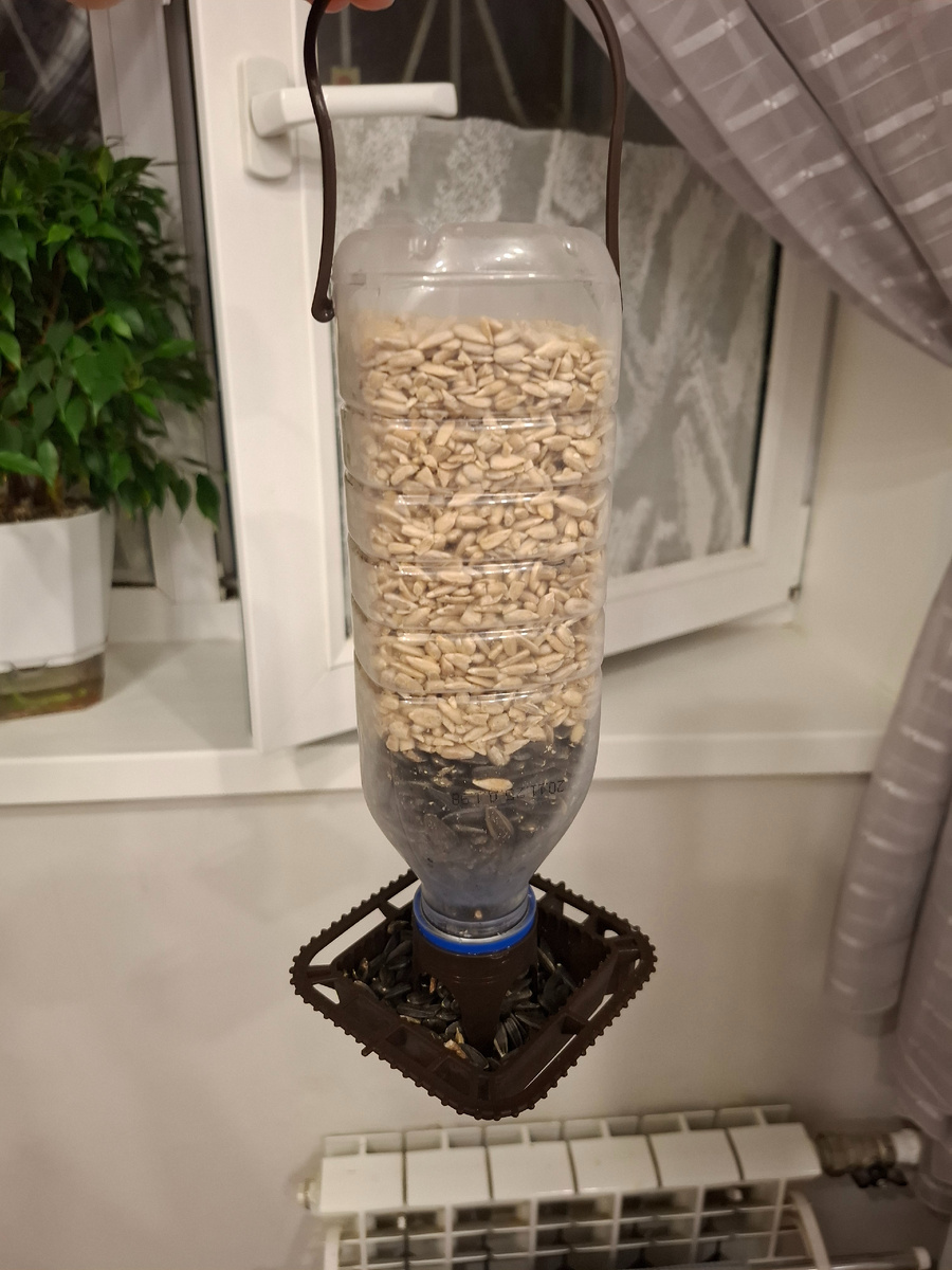 Комплекте насадка на бутылку и ручка для подвешивания, нужно ее продеть в отверстия, которые необходимо сделать самостоятельно в бутылке.