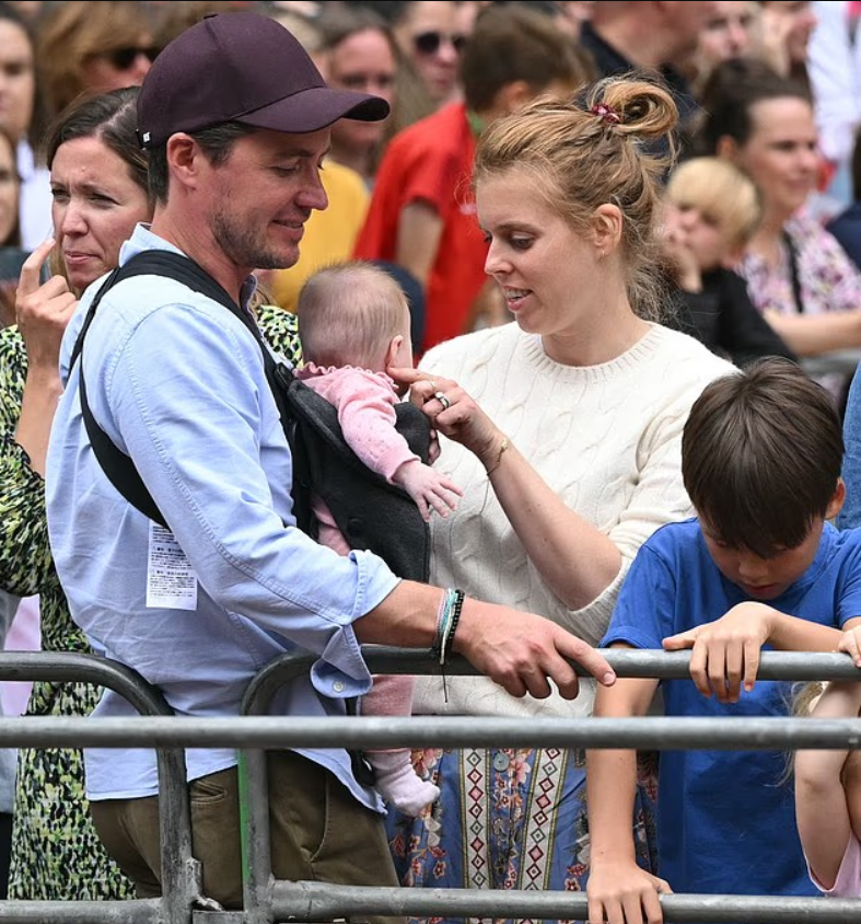 Беатрис с мужем и дочкой