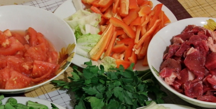 Мясо и овощи нарезать