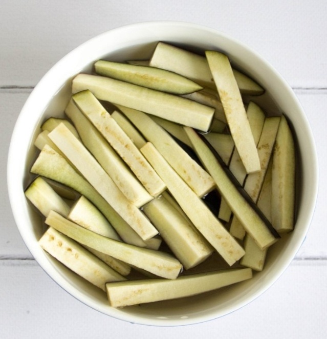 Баклажаны нарезать брусочками с палец толщиной