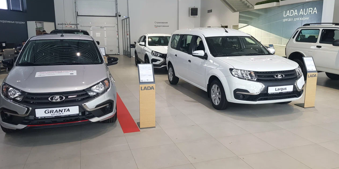 АвтоВАЗу больше не до смеха: план продаж провален, склады переполнены, а люди обходят Лады стороной. Менеджер салона Лада рассказал как есть