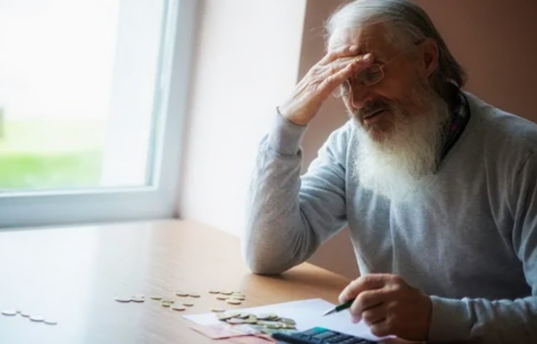 Деньги после шестидесяти лучше держать как личный ресурс, без объяснений и оправданий.
