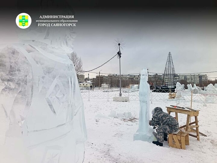    Мастер вырезает фигуры для ледового городка у ФОКа Саяногорска. фото: официальный телеграм-канал администрации Саяногорска