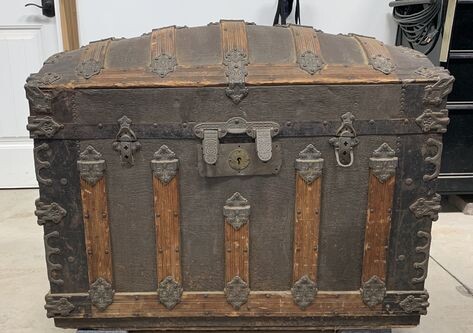 Дорожный сундук 18-19 века. Такие массивные ящики были одновременно и багажом, и сейфом, и частью приданого. Их вес и неудобство стали главной причиной для изобретения плоского чемодана.