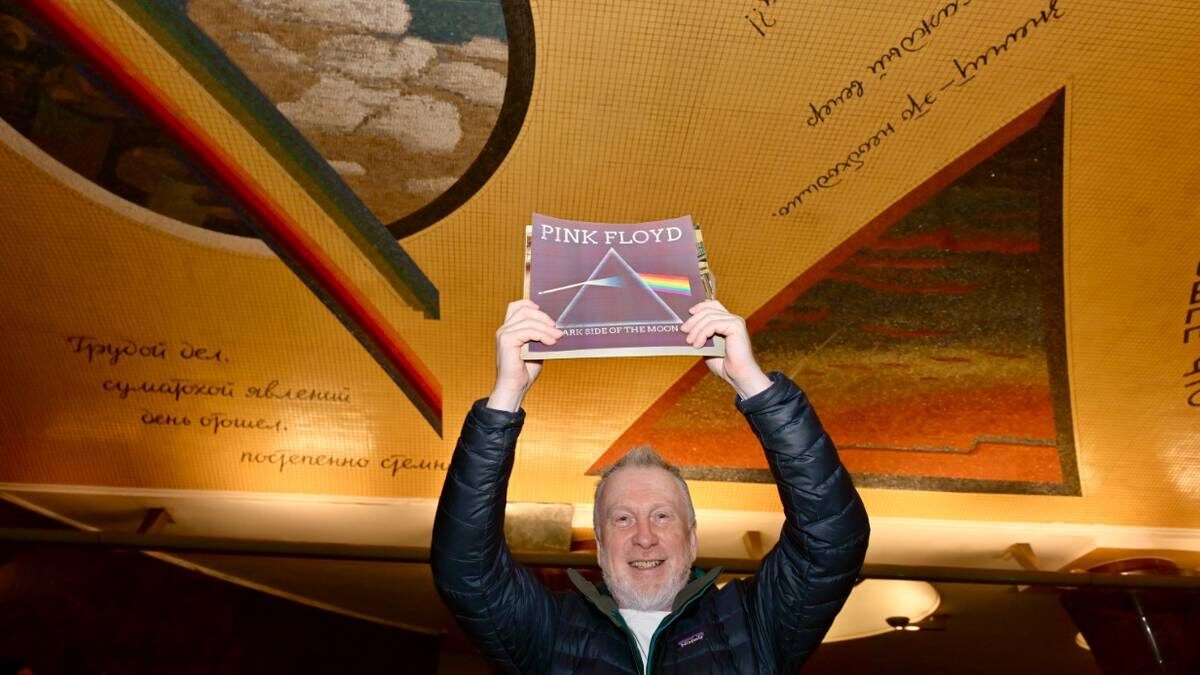    Президент Союза композиторов Евразии Андрей Батурин на станции метро «Маяковская» / Фото: Дмитрий Дубинский / Вечерняя Москва