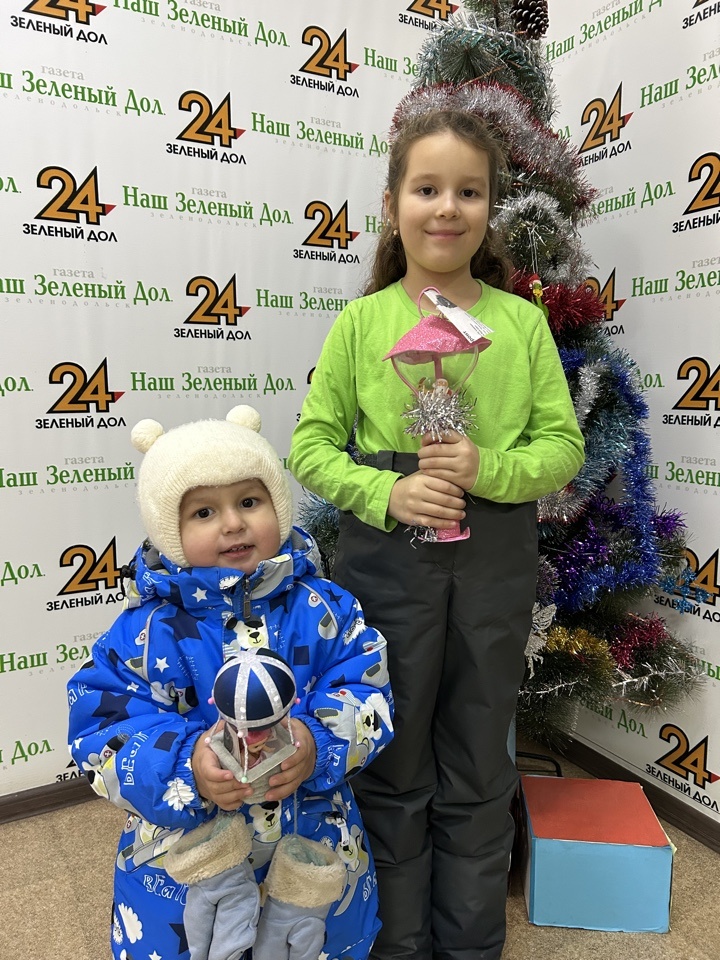 София и Егор Кузьмины принесли поделки, которые они смастерили с помощью мамы