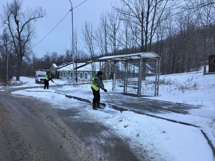     Состав из 240 специалистов убирает снег с улиц Владивостока фото: пресс-служба администрации Владивостока