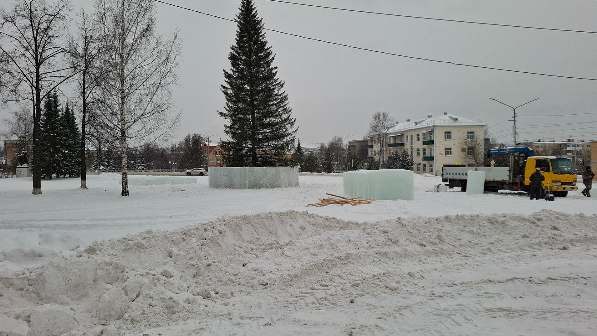 Елка стоит. Ее огородили ледяными глыбами. Днем это смотрится буднично, а вот в темноте уже горят новогодние гирлянды. Как-нибудь  пройдусь, чтобы сфотографировать.