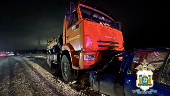    В Нефтеюганском районе в лобовом столкновении с грузовиком погибли два человека