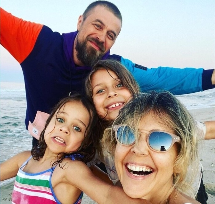 Ольга Шелест и и Алексей Тишкин с дочерями.