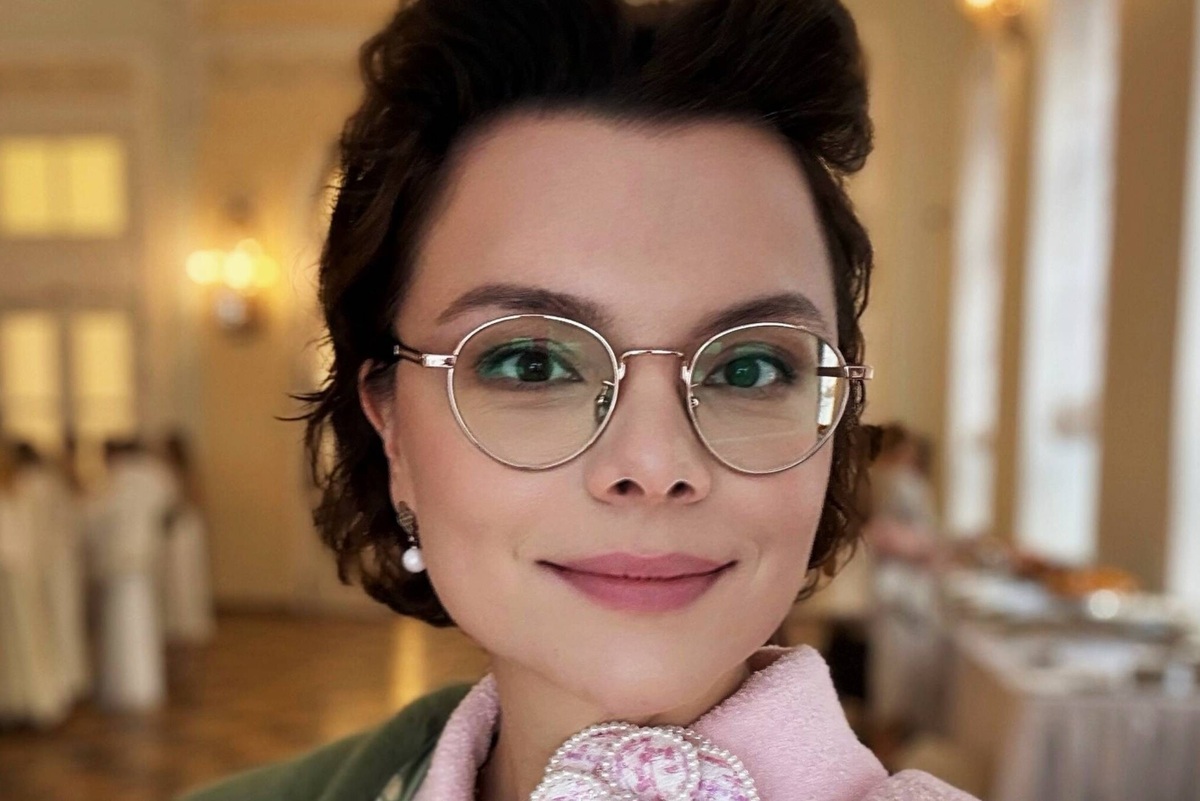     Жена Евгения Петросяна появилась с дочерью и сыном на балу в историческом особняке