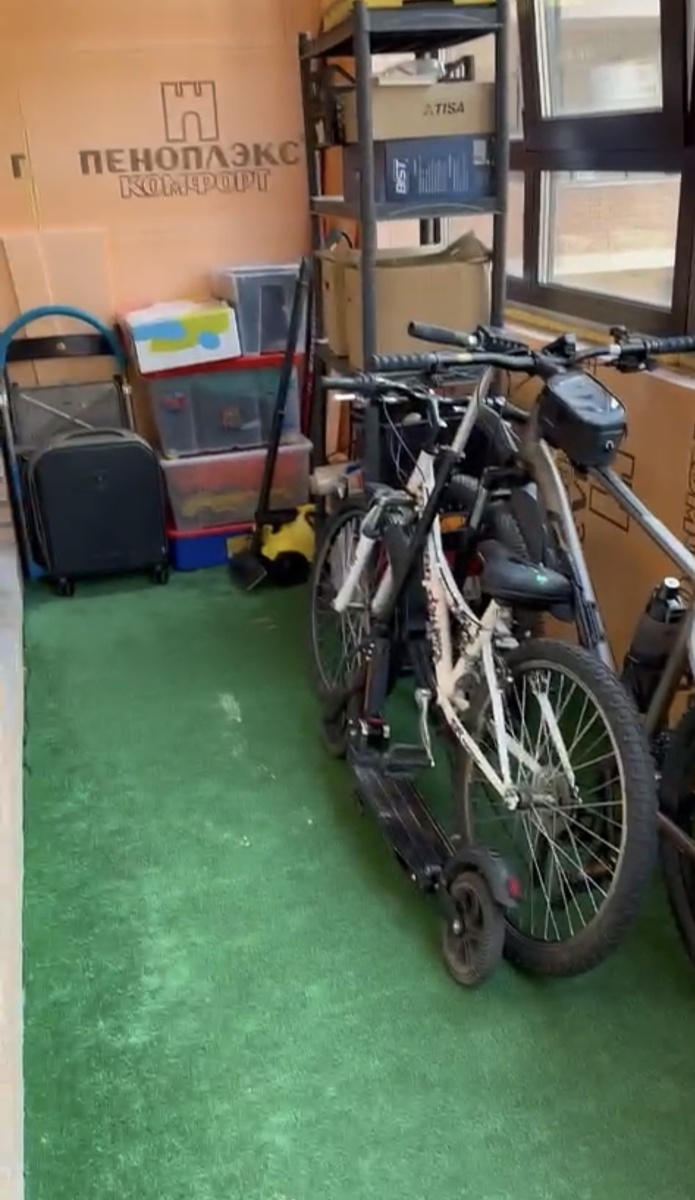 Надо было где-то хранить велосипеды и чемоданы, хотя был и есть гараж 😎