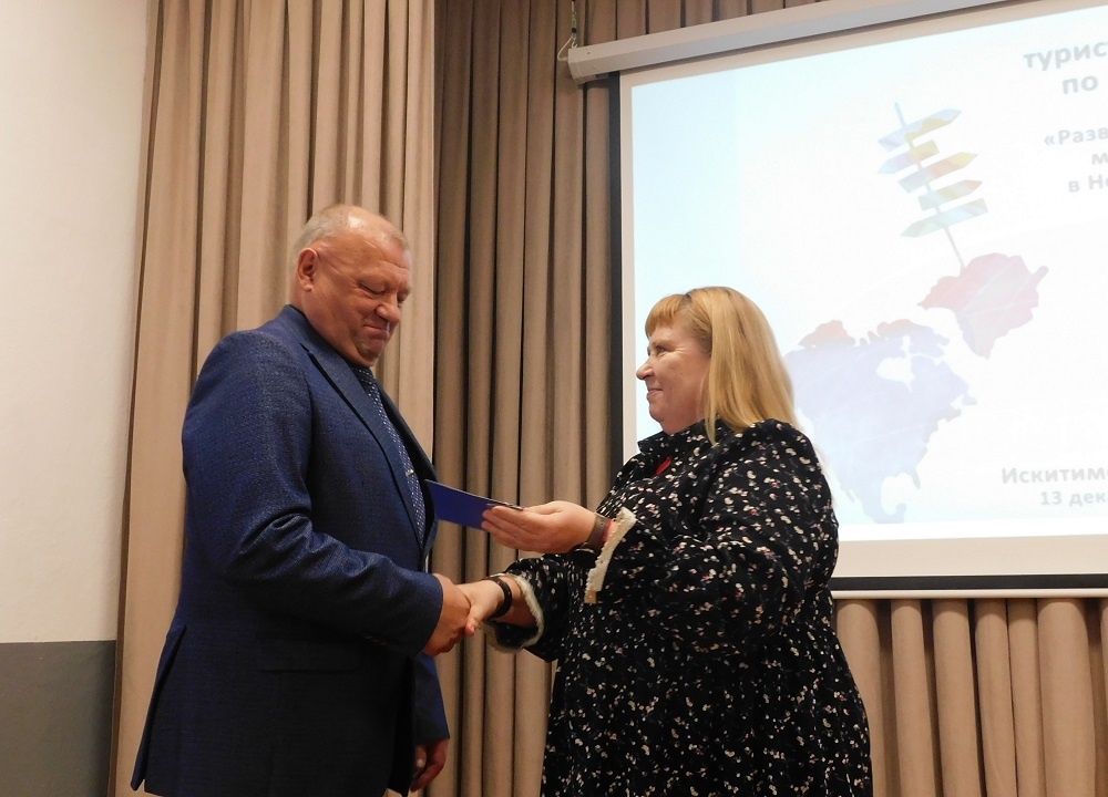     Наталья Сульженко вручает награду Александру Анохину. Фото Анны Зубаревой
