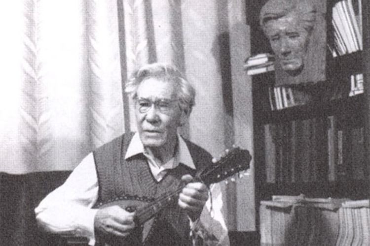    В родной аул Хасан долго не приезжал, объясняя тем, что напротив его дома росли белые березки и он боялся, что их срубили и сердце этого не выдержит.   
Фото: Tatarstan.ru, CC BY 4.0, commons.wikimedia.org