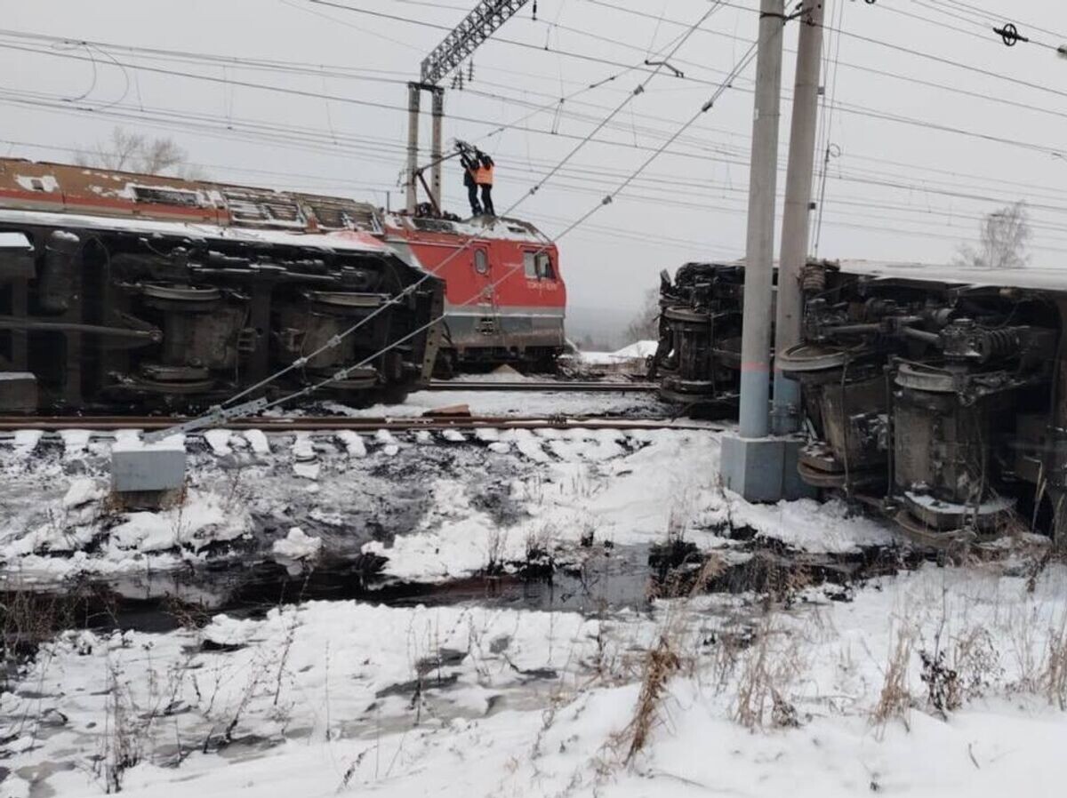   Последствия столкновения локомотива с грузовым поездом в Пензенской области | © Центральное МСУТ СК России/Telegram