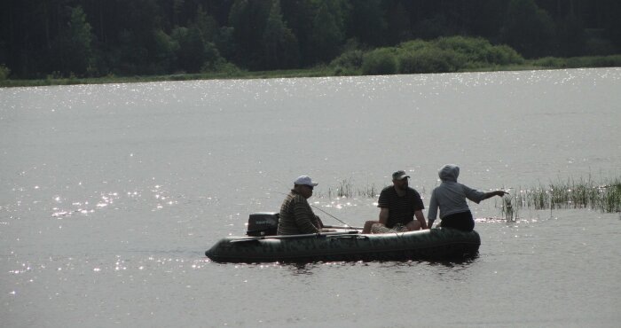 Лодочники обсуждают маршруты объезда собирателя местных налогов / Фото: Vostok.Today