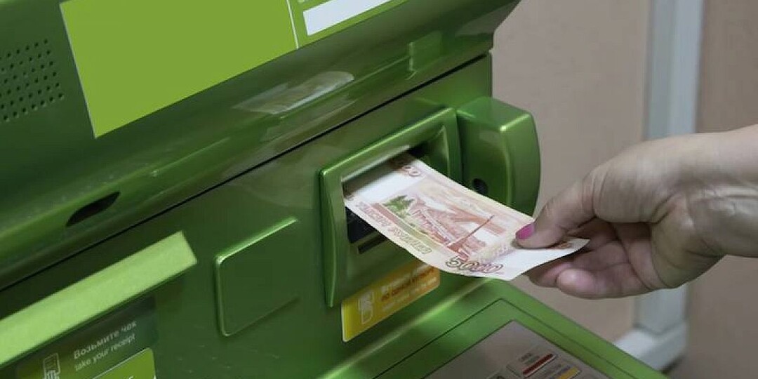 Женщина положила в банкомат 1.3 млн рублей, но он сломался, а сотрудники банка заявили, что никаких денег не было. Пришлось идти в суд.