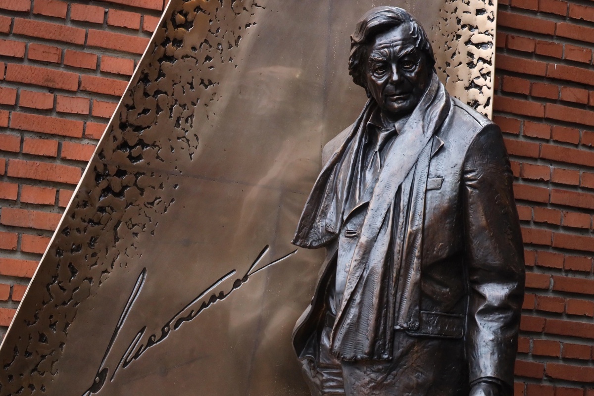    Памятник Юрию Любимову возле Театра на Таганке. / Аркадий Колыбалов / РГ