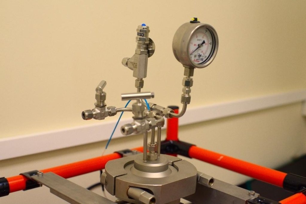    Готовый к запуску автоклав для гидротермального синтеза