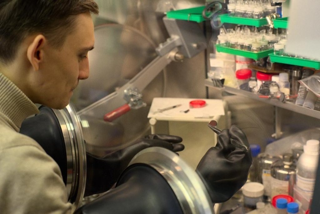    Аспирант Вадим Крафт готовится к сборке дискового макета аккумулятора в перчаточном боксе