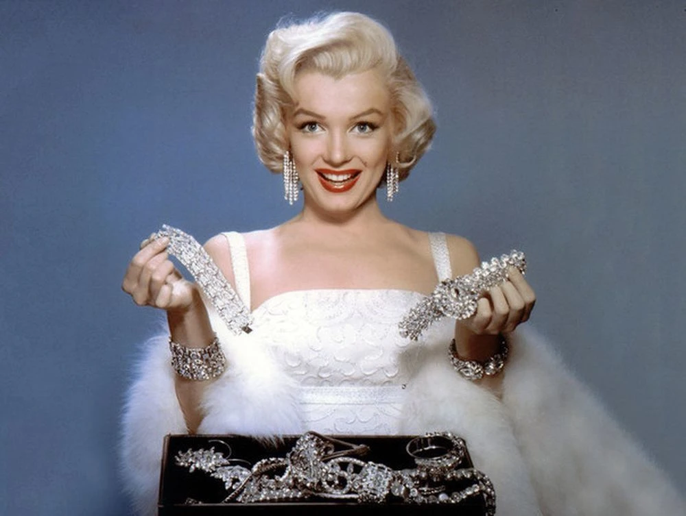 Мерилин Монро демонстрирует свои любимые украшения
