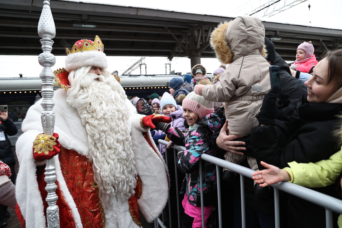 Дети очень обрадовались появлению Деда Мороза. Фото Юлии Боровиковой