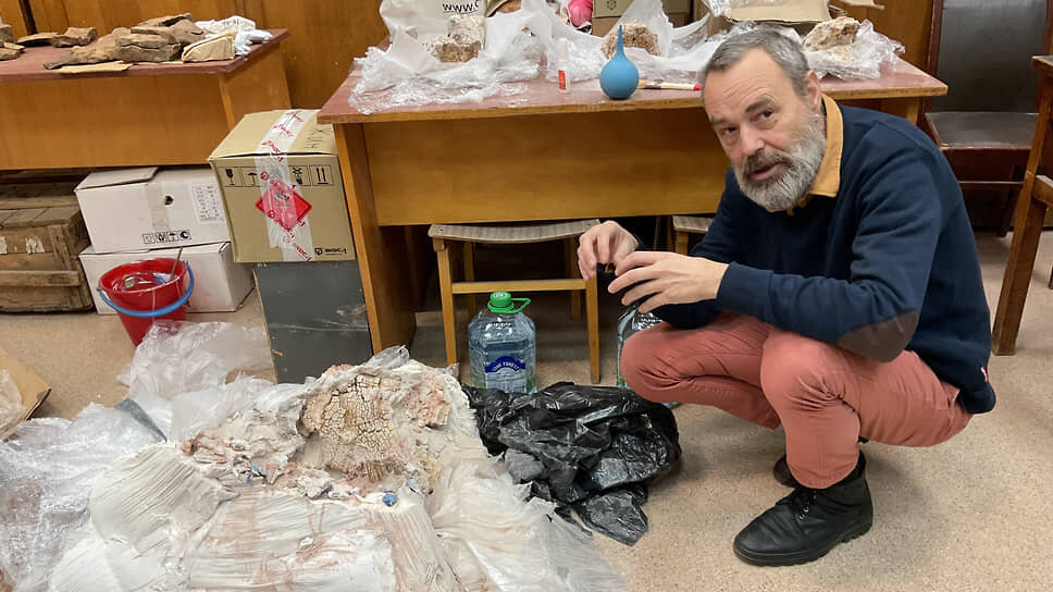 Палеоботаник Сергей Снигиревский с древним пнем или грибом.📷Фото: Наталья Лескова