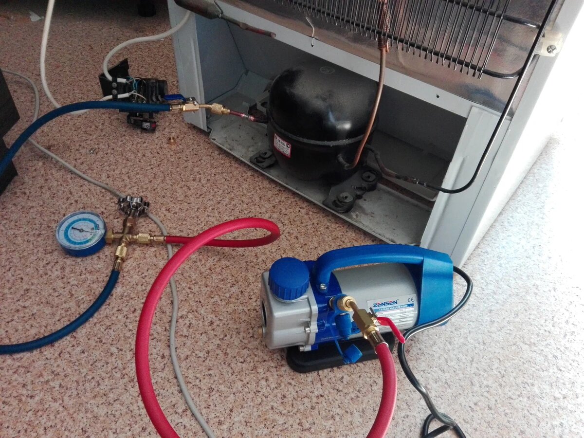 Процесс вакуумации холодильника после ремонта