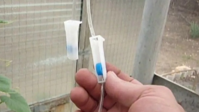 Простая аптечная капельница обеспечивает равномерное увлажнение