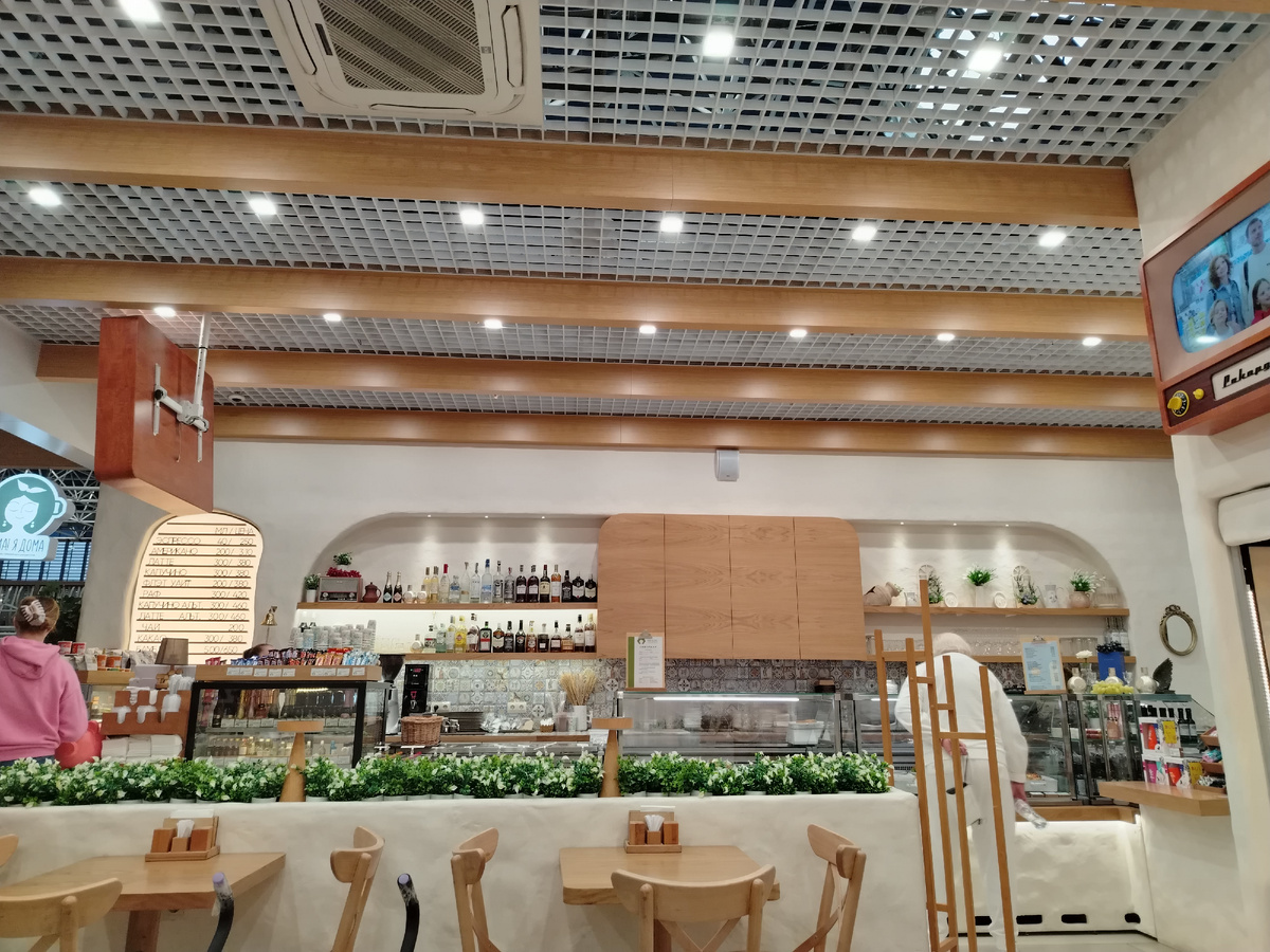 Уютная и дорогая кафешка в аэропорту Сочи