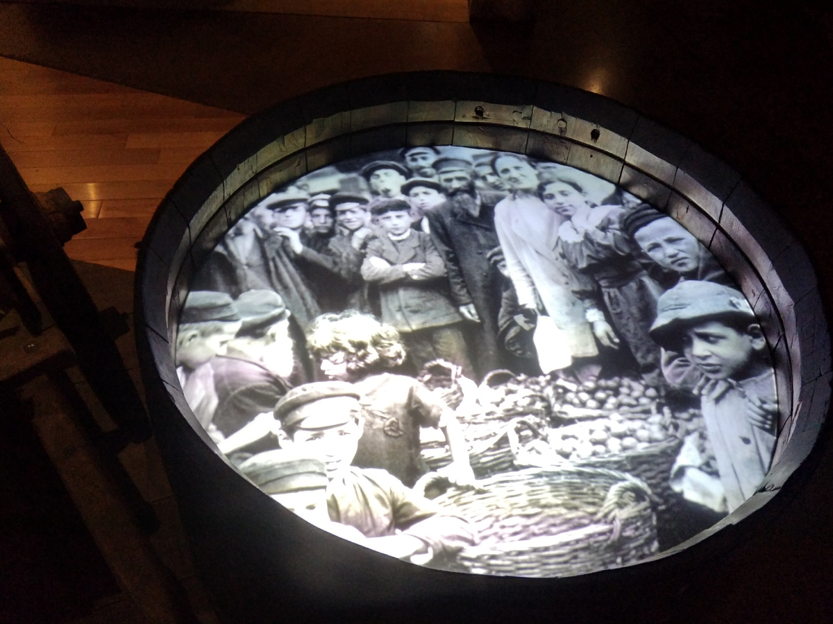 Снова заглянем в бочку-экран: в ней продолжается интерактивный показ жизни в Штетле