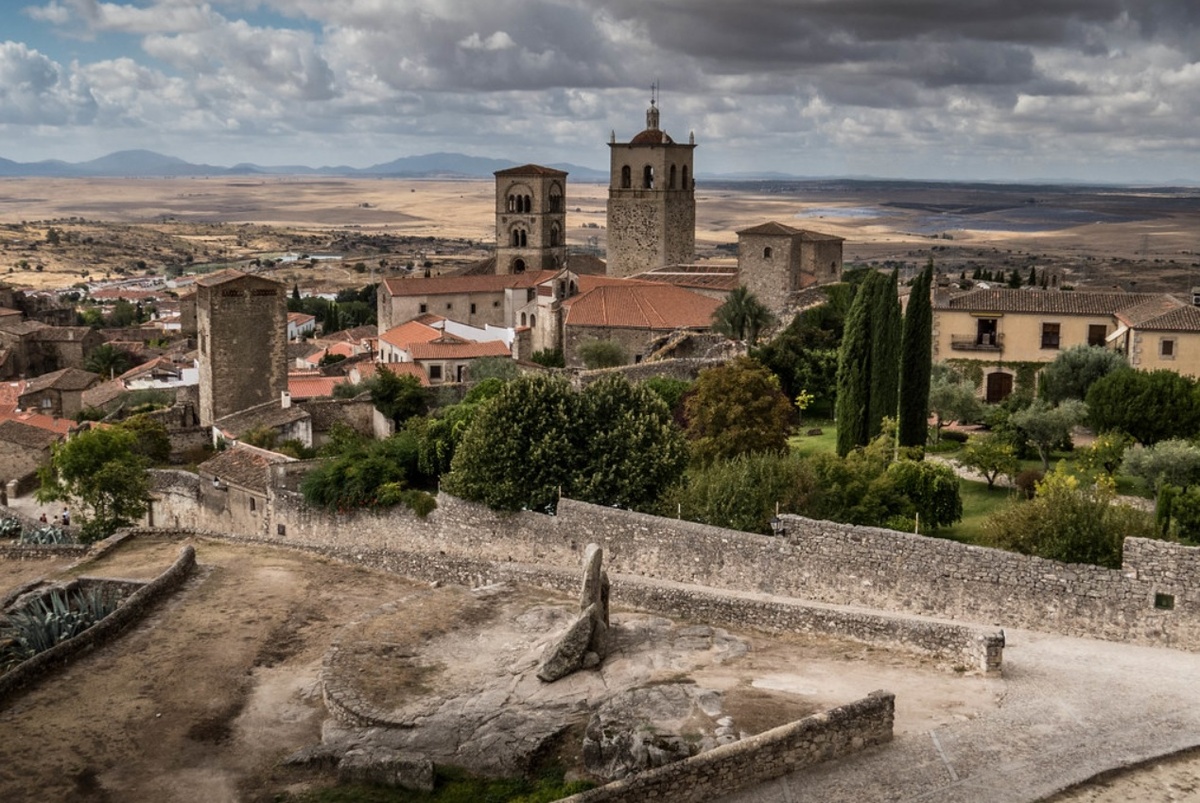 Вид на церковь Санта-Мария-Майор из замка в Трухильо.