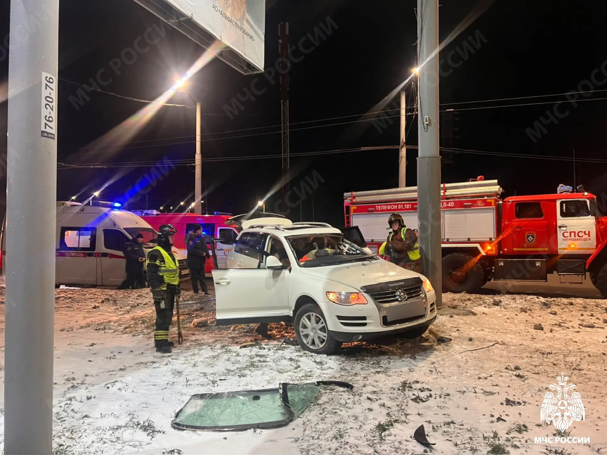    Один человек пострадал в ночной аварии на Древлянском кольце в Петрозаводске© МЧС Карелии