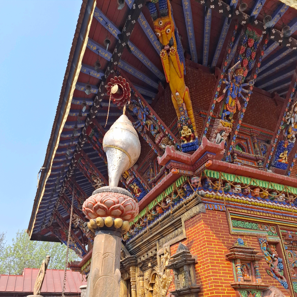 Жёлтый демон посматривает на шанкхи (раковину морской улитки), которая играет важную роль в божественных ритуалах, символизирует космическое пространство и даёт власть. Фото автора.