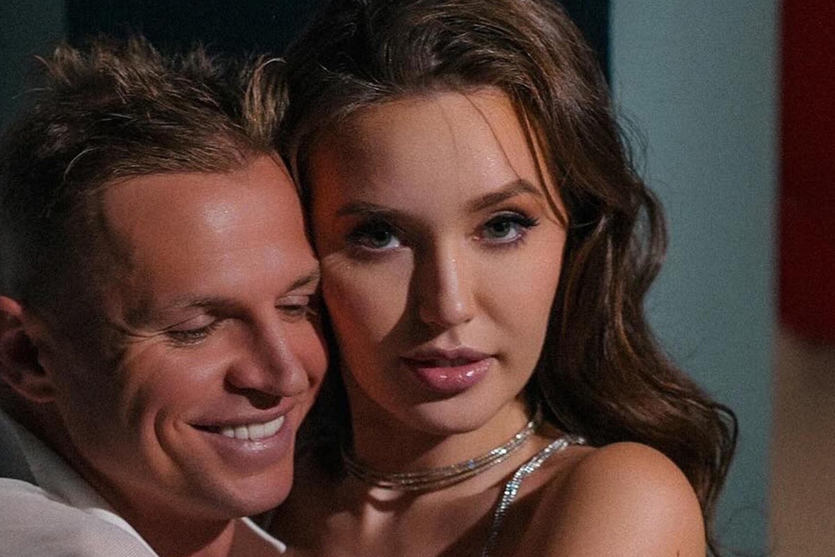     «Сколько ты дома просидела? Что у нас происходит в отношениях?»: Дмитрий Тарасов вместе с женой появился в ресторане