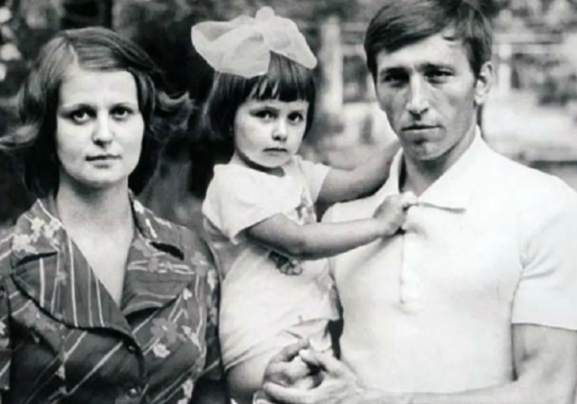 Татьяна Навка в детстве с родителями. Фото: соцсети