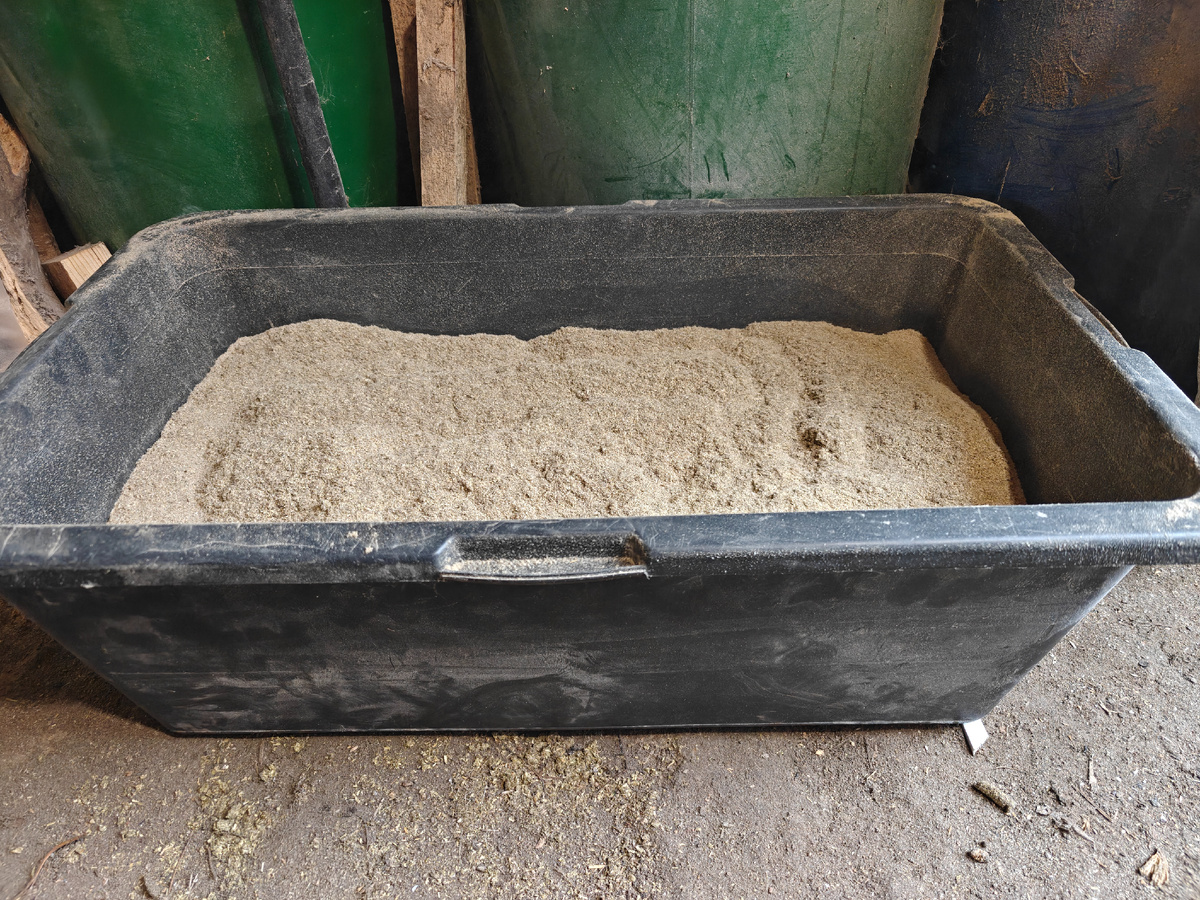 Травяная мука после дробилки