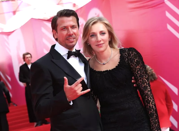 на фото Андрей Мерзликин и Анна Осокина 