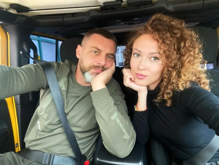 на фото Антон Батырев и Анна Савельева