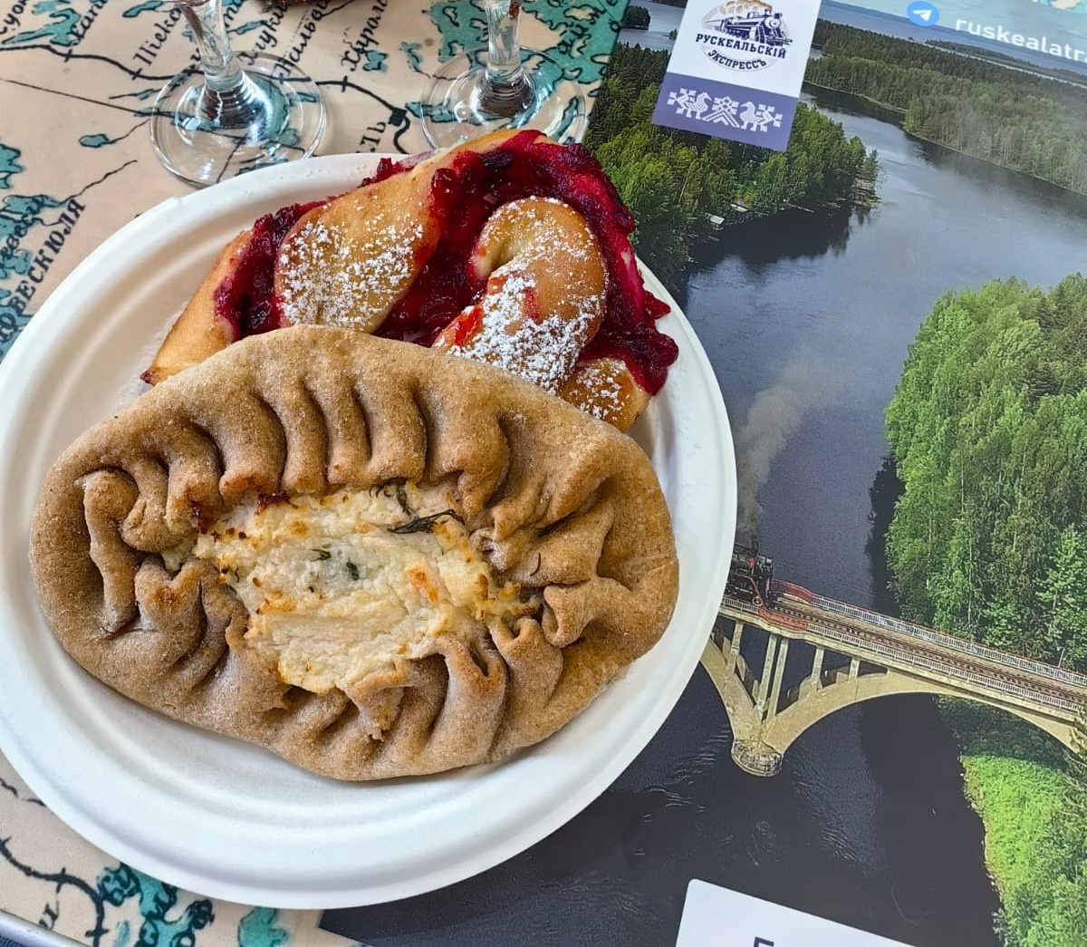 Традиционное карельское блюдо - калитки (входят в стоимость билета в вагоне-ресторане)