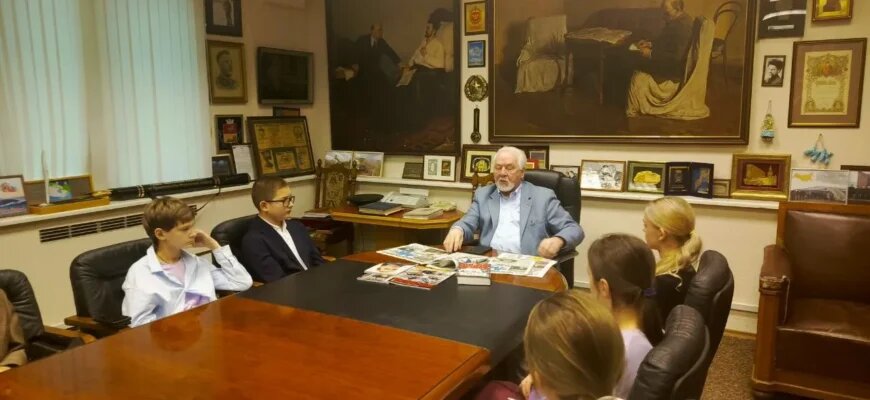    Павел Гусев общается с учениками Школы журналистики имени Владимира Мезенцева Алёна Калижанова