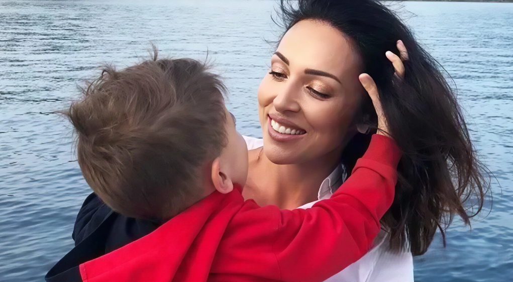 на фото Алсу с сыном