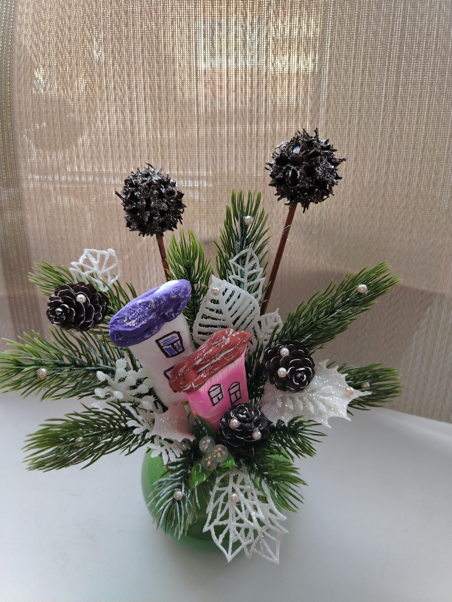 Домики слепила из воздушного пластилина и после просушки расписала акрилом. 