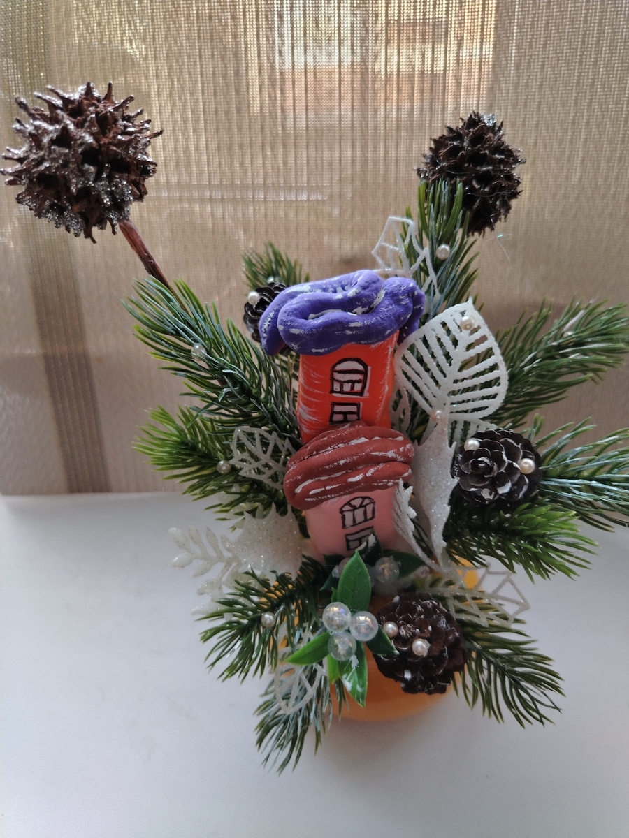 Еловые веточки "припорошила" белой гуашью.