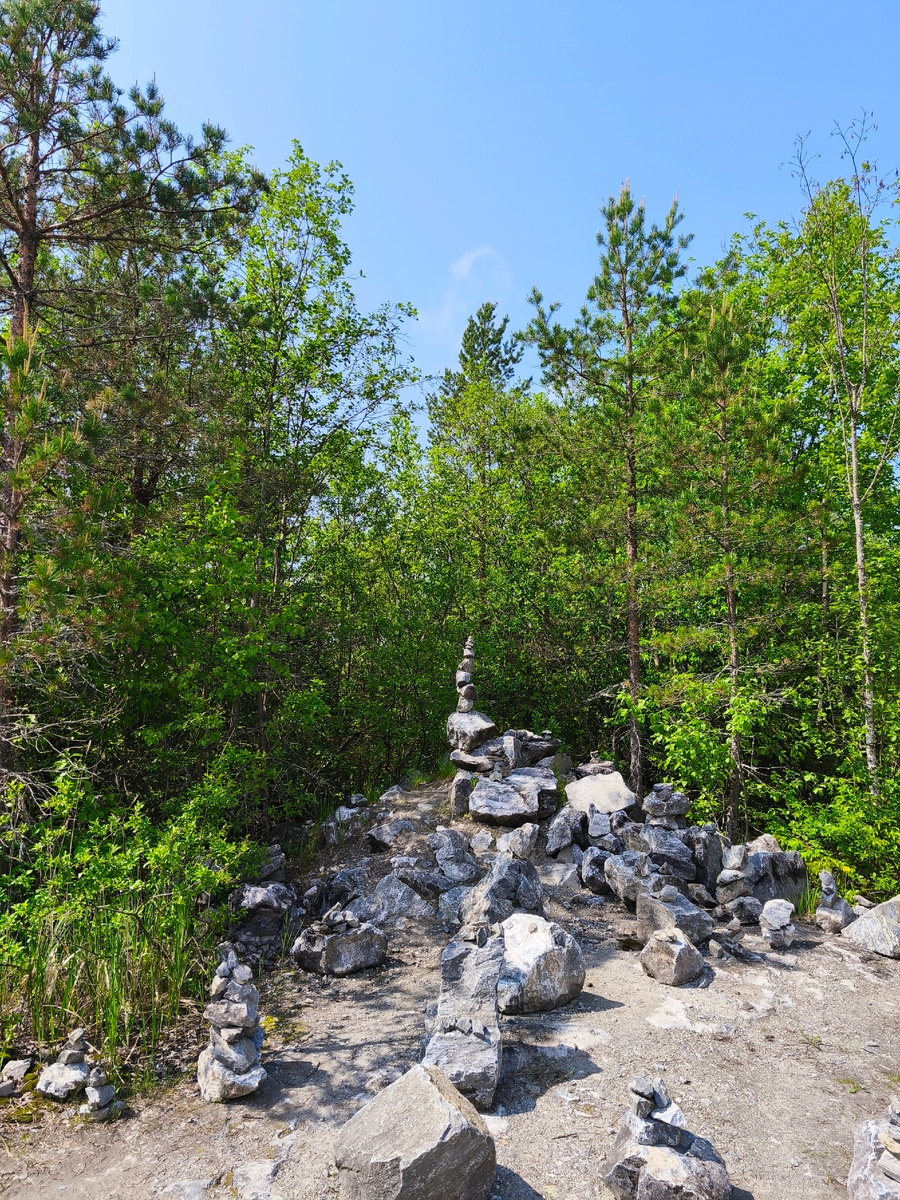 Каменные пирамидки)