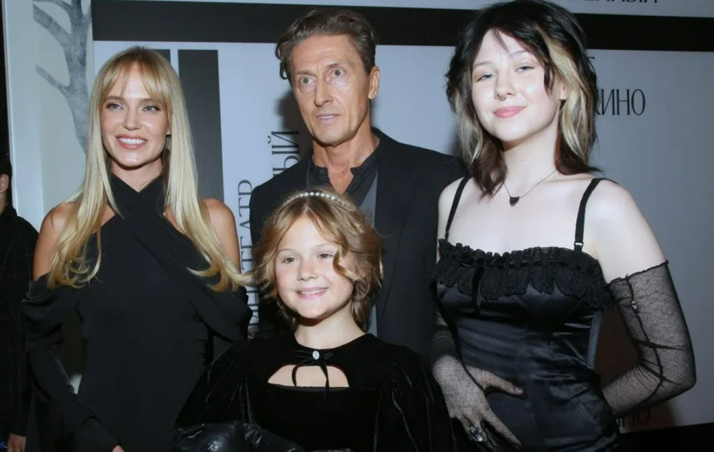 Глюкоза с мужем и дочками